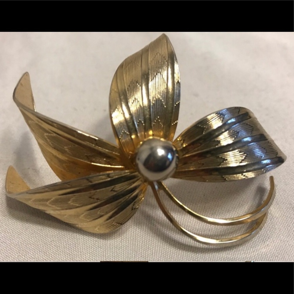 🔆 SALE! Marvella flower brooch pin